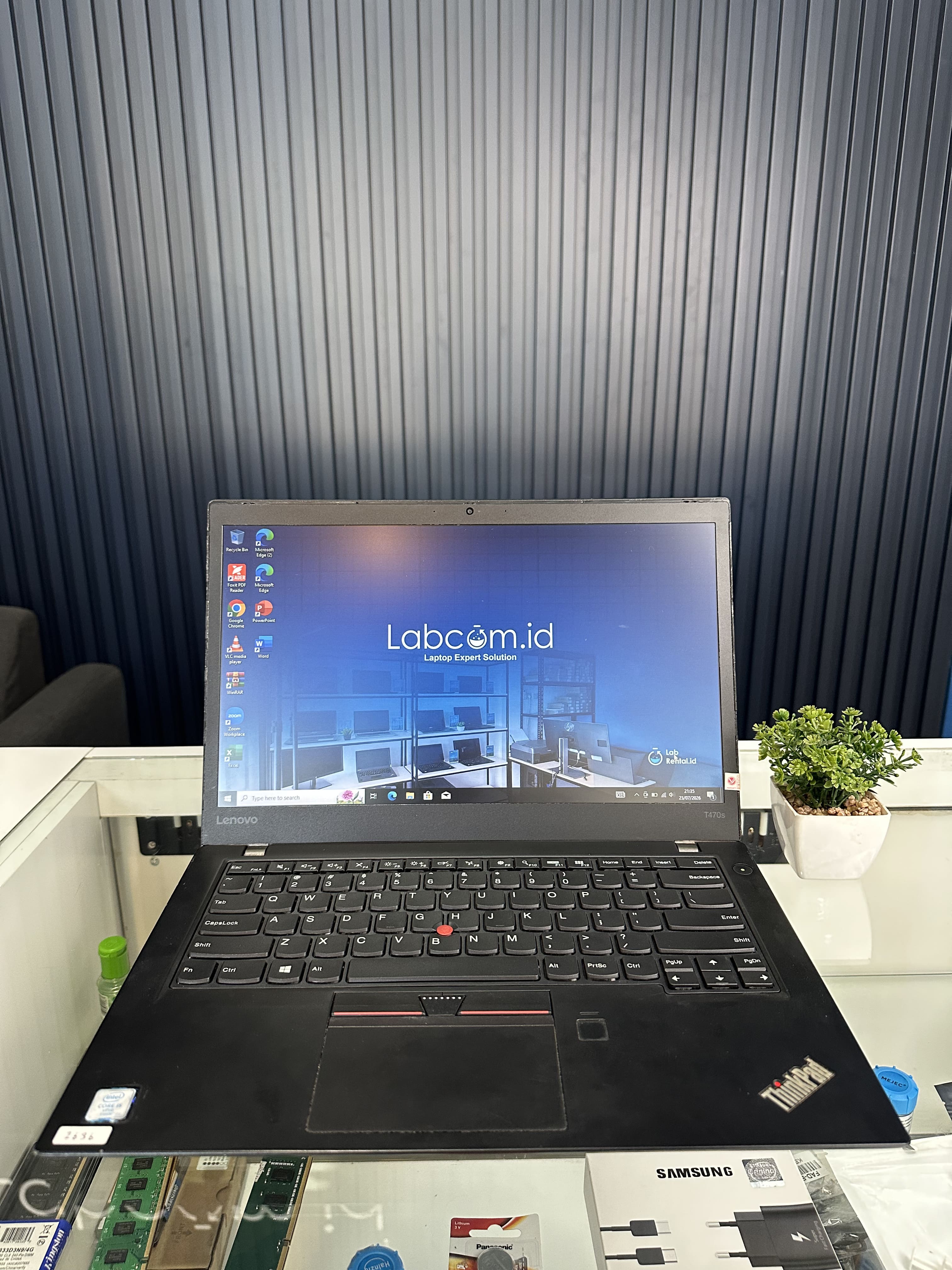 Lenovo Thinkpad T470s Prosesor Intel Core i5-6300U up to 3.0 GHz RAM 8GB DDR4 up to 12GB (soldered 4GB + 1 Slot) 2133MHz SSD 256 GB Sata Intel HD Graphics 520 14" HD Win 10